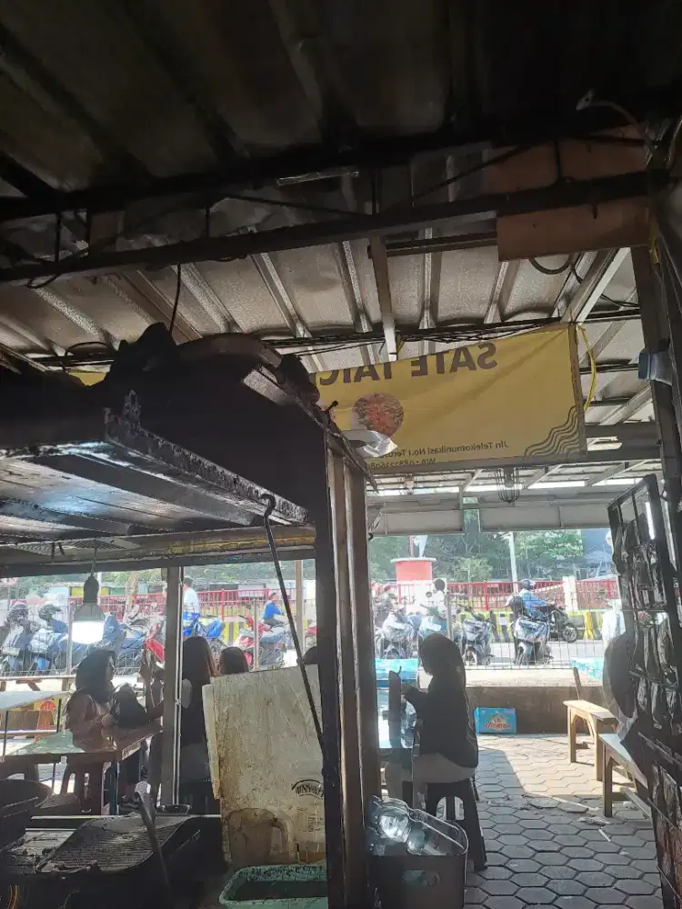 Jaga warung sate taichan