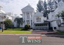rumah klasik plus kolam renang di boulevard legenda wisata cibubur