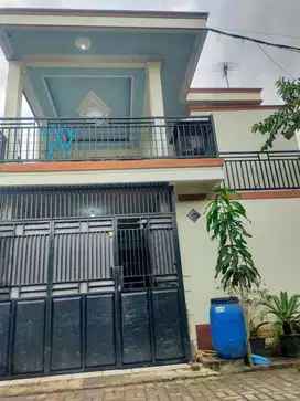 rumah kokoh dua lantai besarta isi nya
