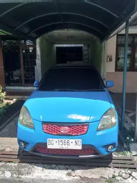 KIA Rio sedan 1.4 MT biru tahun 2011 kond siap pakai surat lenggkap