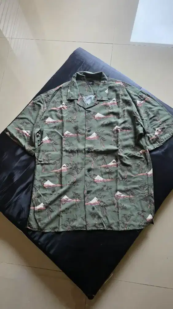 Kemeja Uniqlo open collar Motif Size L