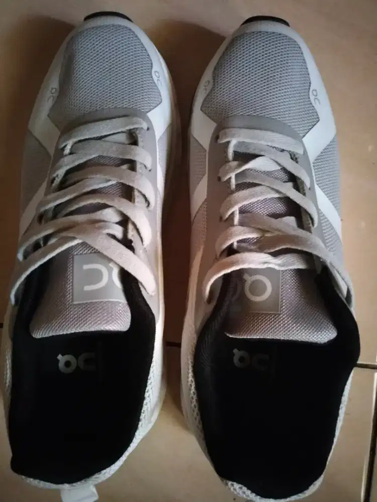 Sepatu olahraga lari OC