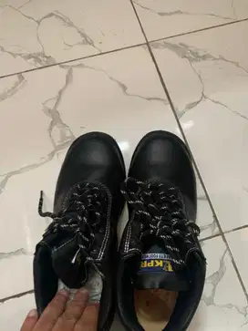 Sepatu safety merk king