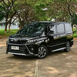 Dijual Toyota Voxy 2018 Hitam CBU Low KM Istimewa CASH tangan pertama