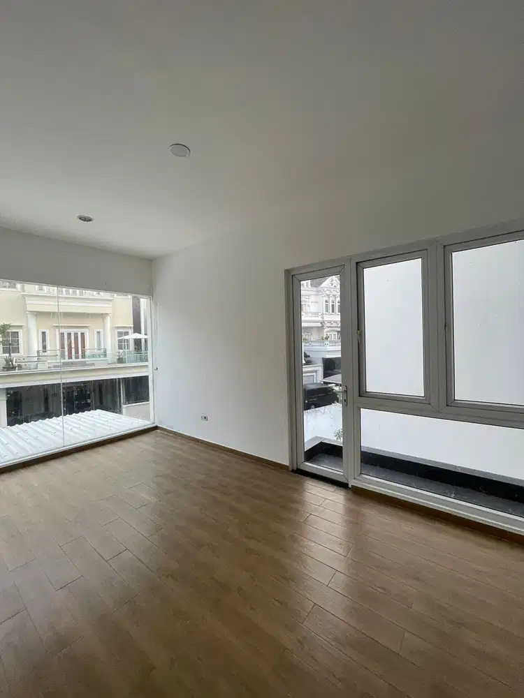 DISEWA RUMAH 3 LANTAI PIK 1 UK 8x15 KOSONGAN RAPI TERAWAT TERMURAH