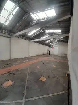 Gudang Ex Showroom siap pakai strategis di jl Pondok Bambu Jakarta Tim