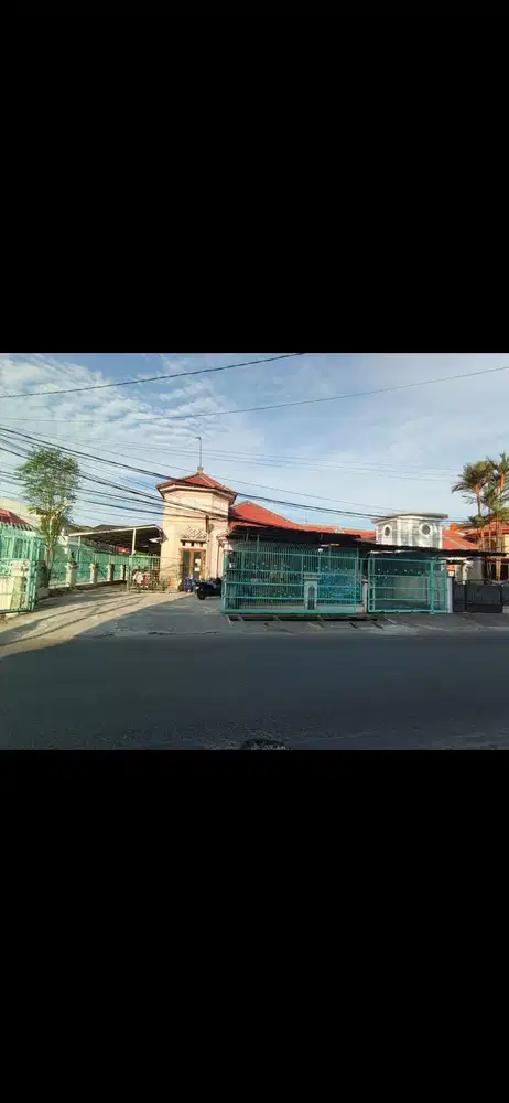 Disewakan Rumah Pinggir Jalan Lt.439 m2 di Galaxy Bekasi