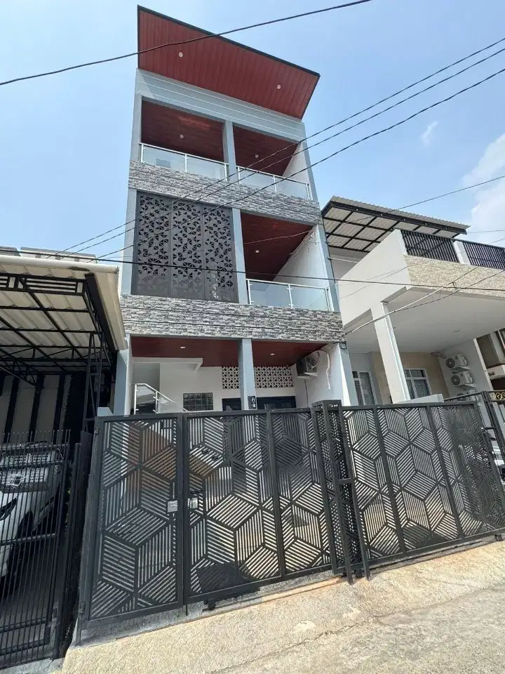 Rumah cantik 3 lantai bangun baru