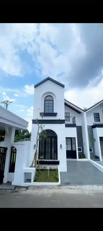 Rumah Dijual Di BNR Fasilitas Kolam Renang