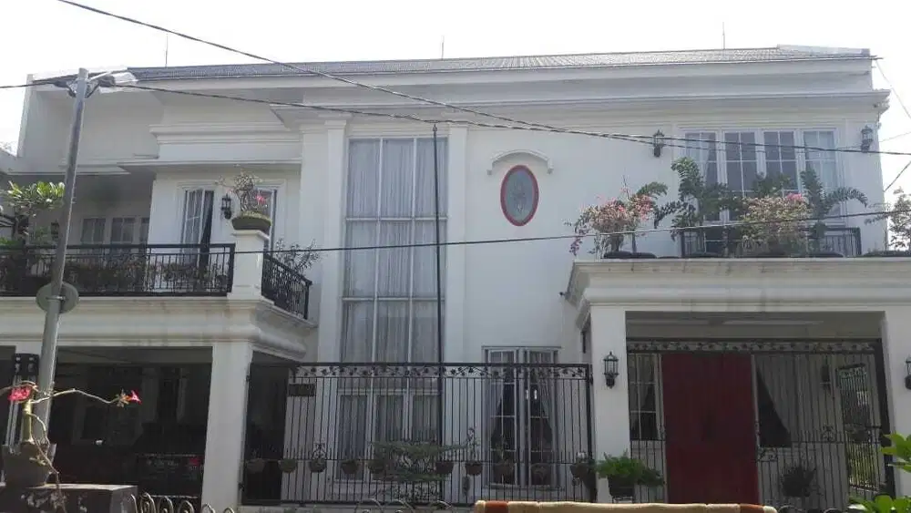 Rumah Mewah 3 Lantai di Larangan Indah - Tangerang