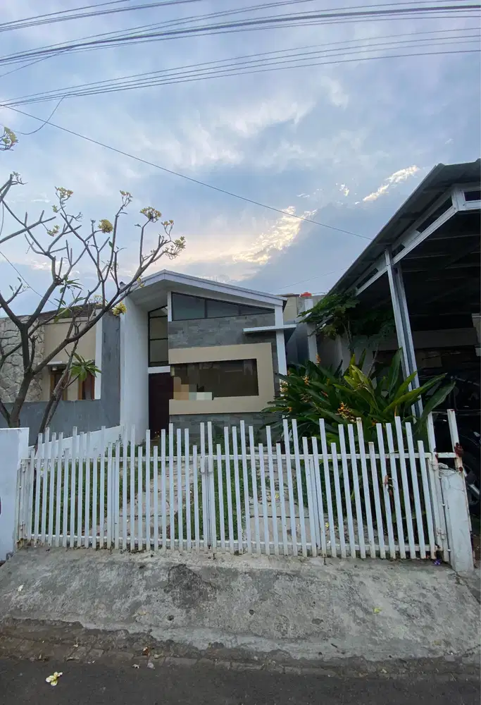 Rumah Bagus di Komplek Arcamanik Cisaranten Kulon Lokasi Strategis
