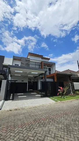 Dijual Rumah Mewah Baru Gress Siap Huni di Araya Golf, Malang