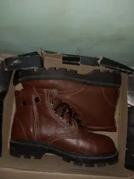 Sepatu Boots bekas