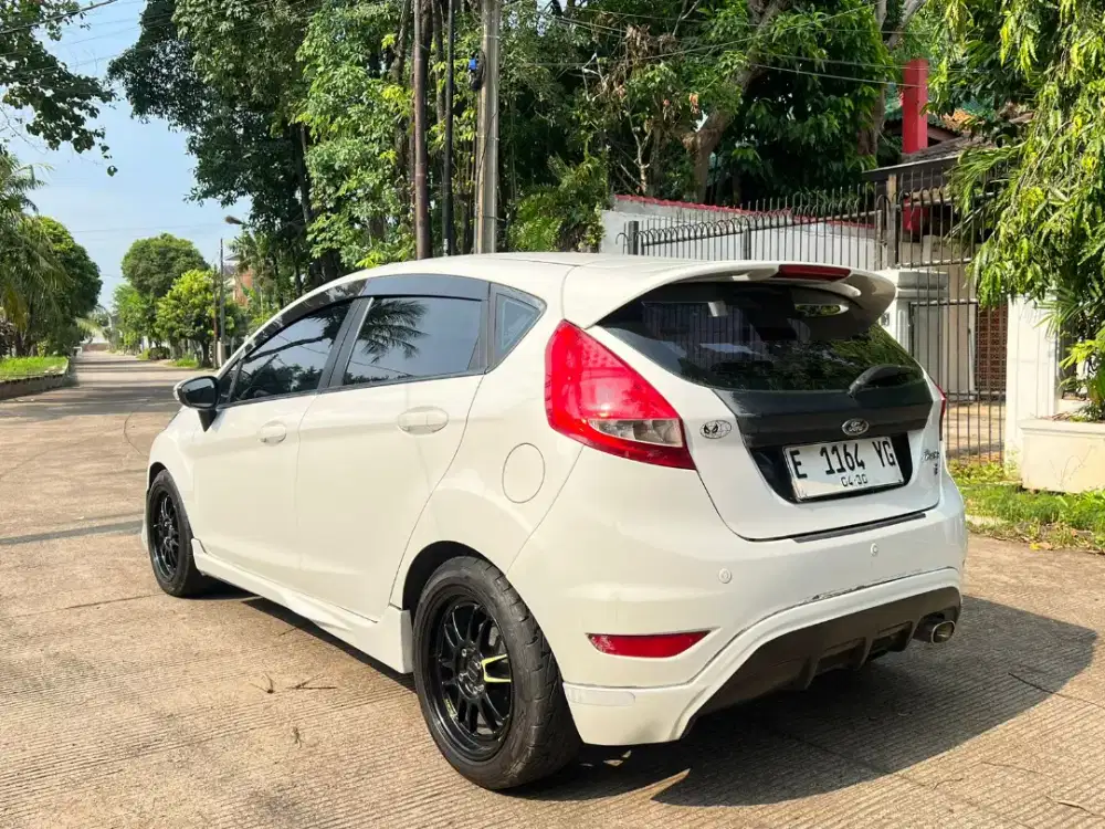 Ford fiesta S 1.6 automatik istimewa 2011