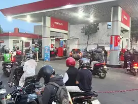 Di jual pom bensin di pusat kota bandung