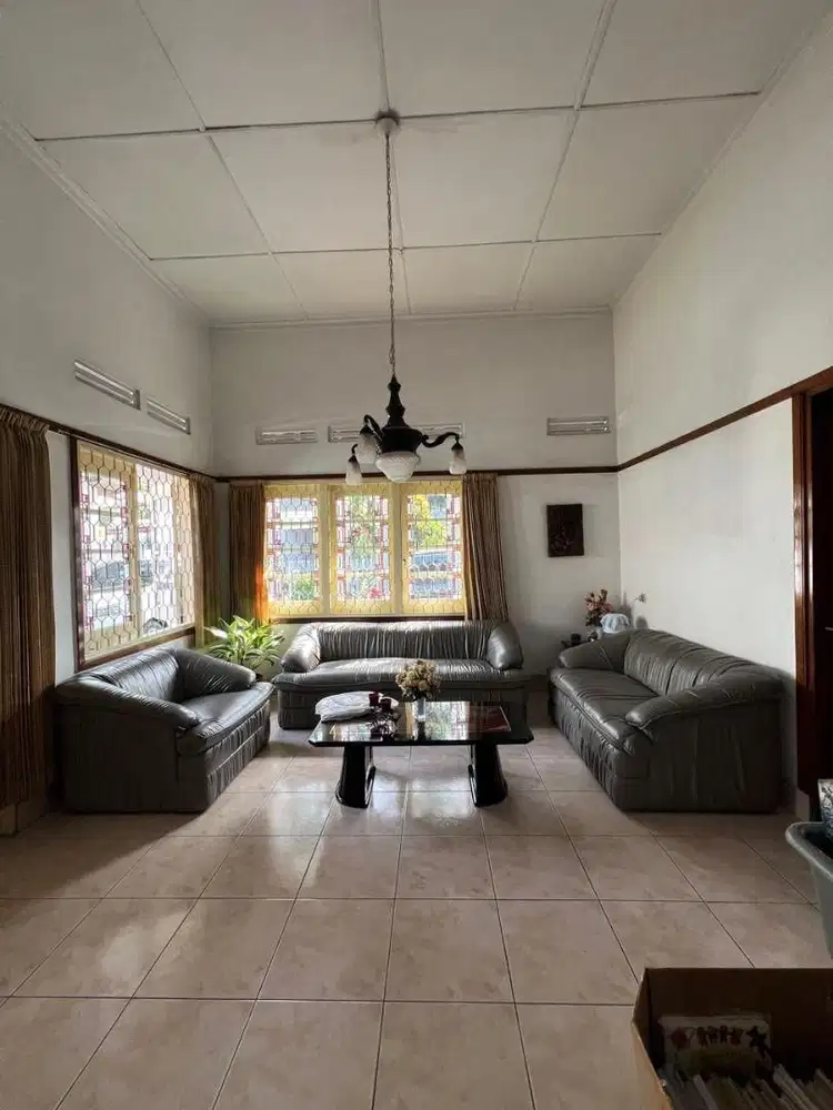 Dijual Rumah Luas Semi Furnished Lokasi Strategis di Cihapit