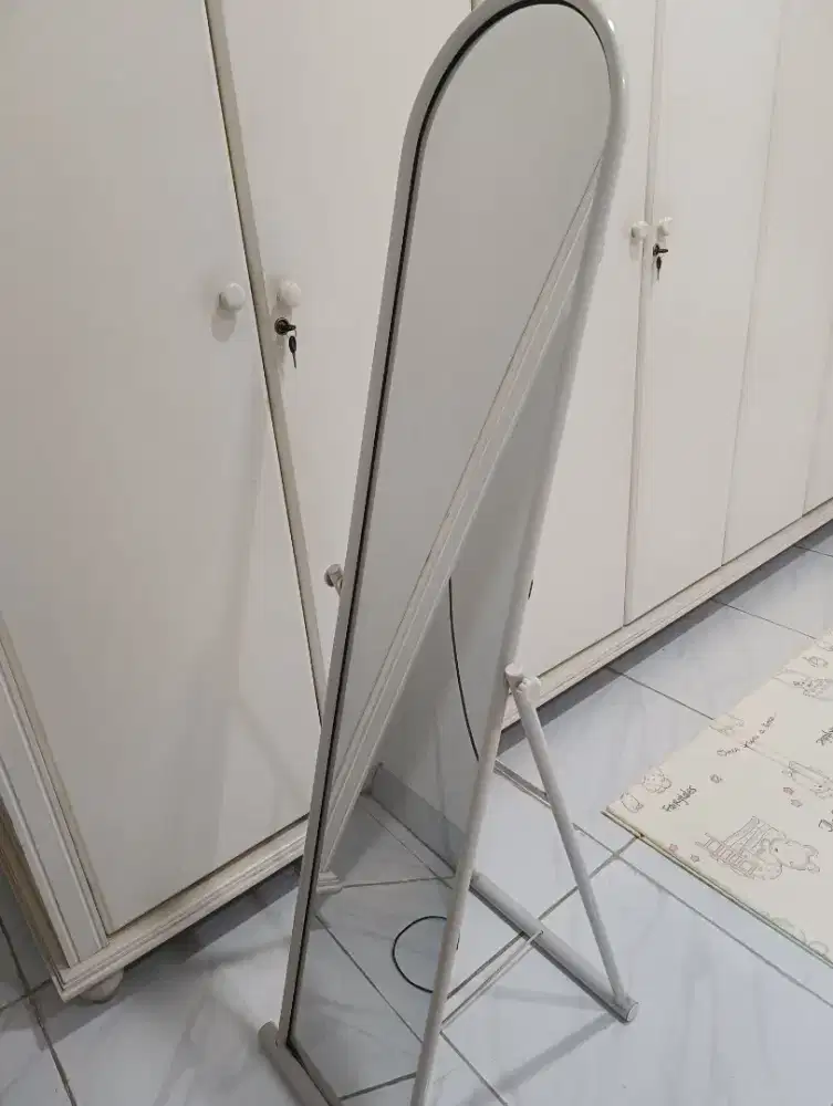 Kaca bundar berdiri