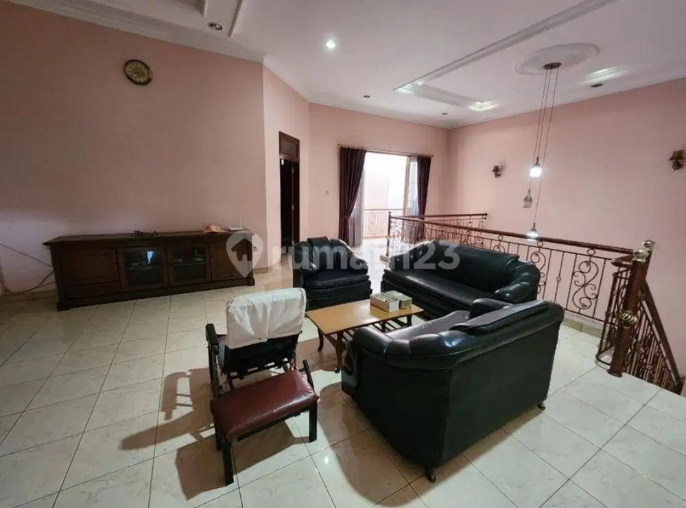 Dijual rumah Taman Surya Boulevard semi furnish