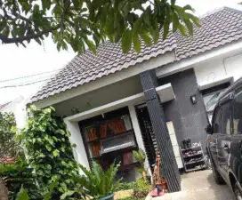 Rumah tinggal dengan kolam ikan di ruang makan