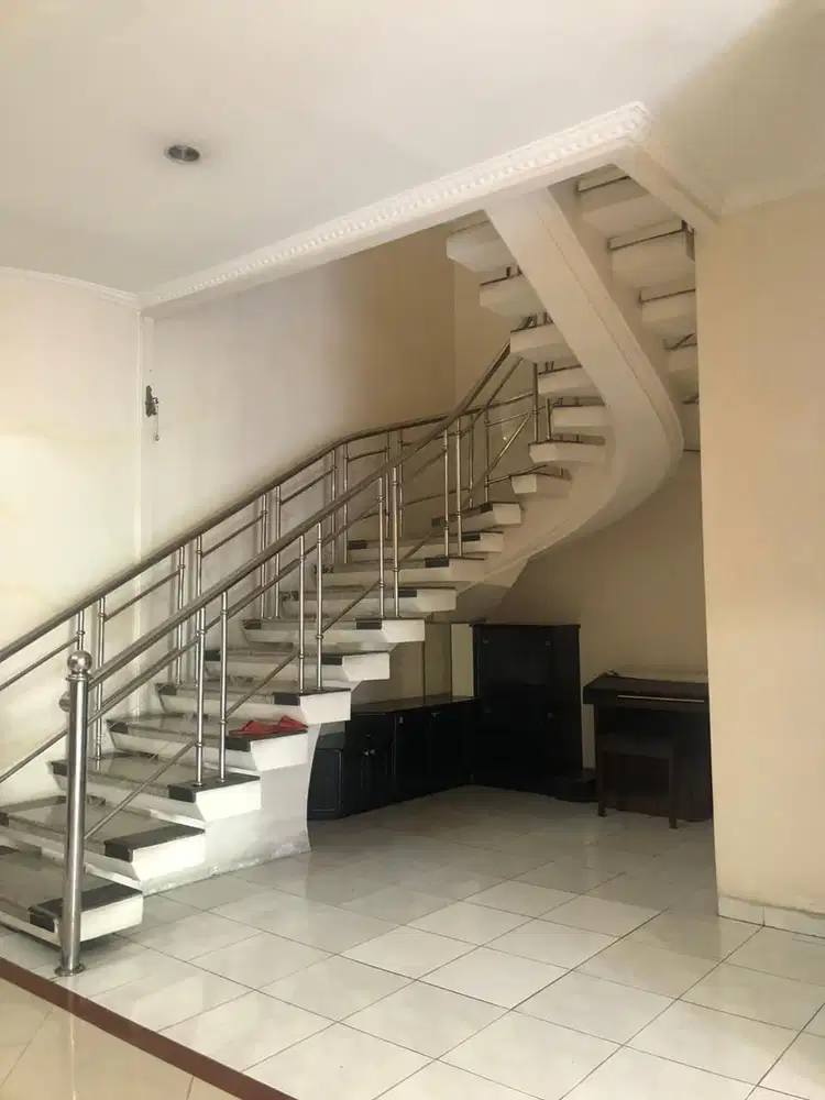 Di Sewakan Rumah Pluit Selatan Ukuran 13x25 Semi Furnish