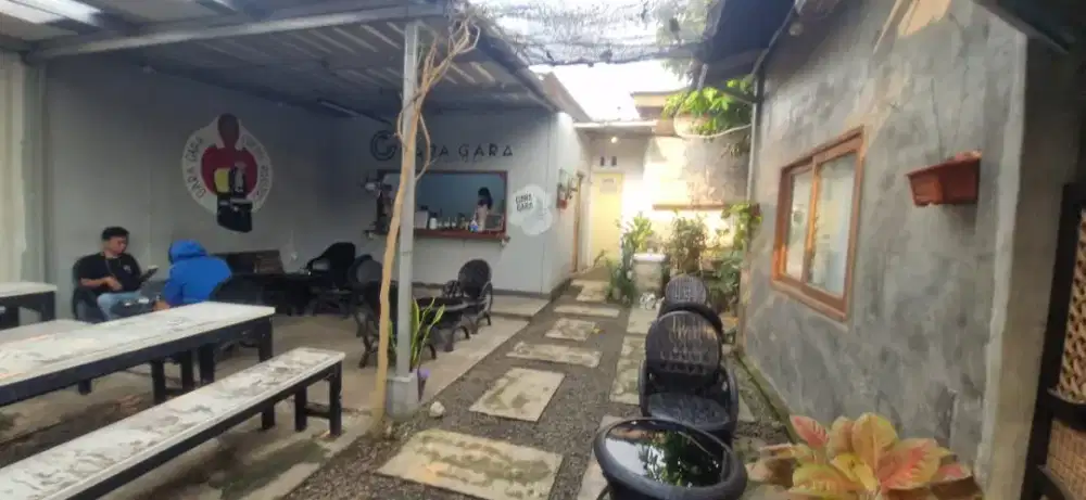 Dijual Rumah Lokasi Strategis Masih Aktif Usaha Kafe
