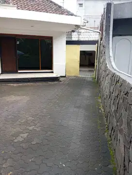 Disewakan Rumah Apik Nyaman Sayap Riau Bandung