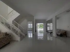 Dijual Rumah Siap Huni Dengan Lantai Granit Berlokasi Di  Kota Wisata