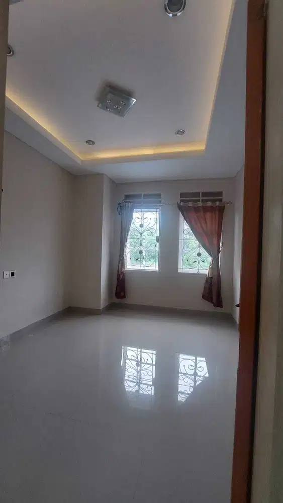 DIJUAL CEPAT MURAH RUMAH SIAP HUNI 2 LANTAI MUTIARA PALEM