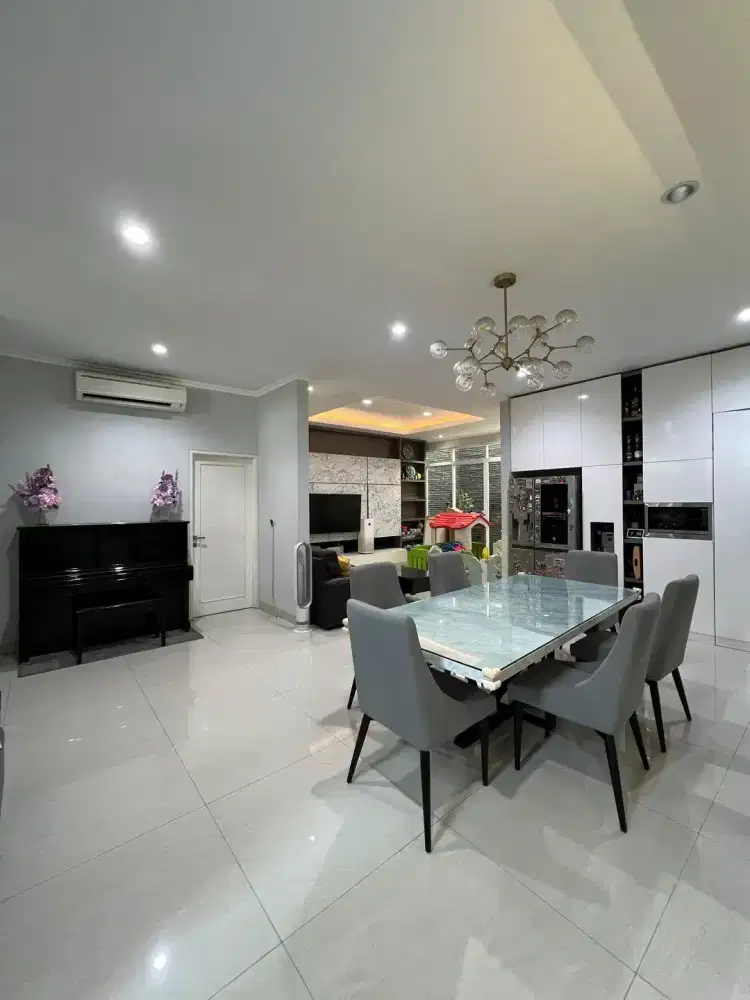 Rumah Golf Lake renov rapi semi furnished bagus depan taman