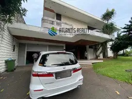 Dijual Rumah Mewah Hook di Permata Hijau, Bangunan Classic dan Kokoh