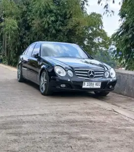 Mercedez-benz 2009 matic tipe w211 kompresor. Mulus