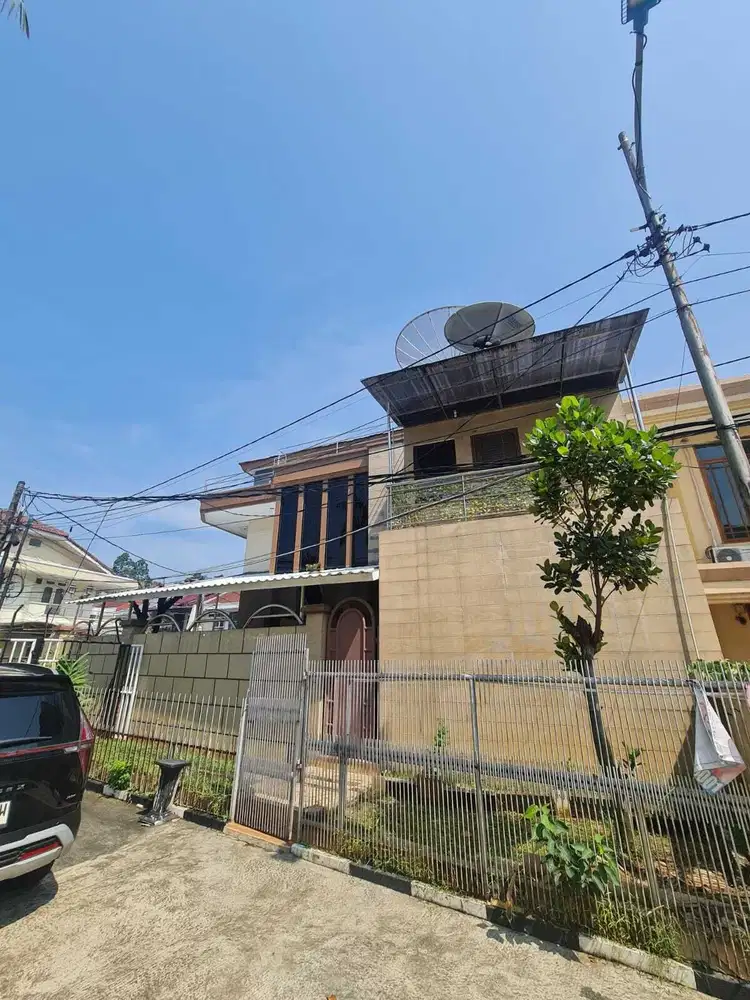 Di Bawah NJOP Rumah Hoek 3 Lantai di Green Garden, Jakarta Barat