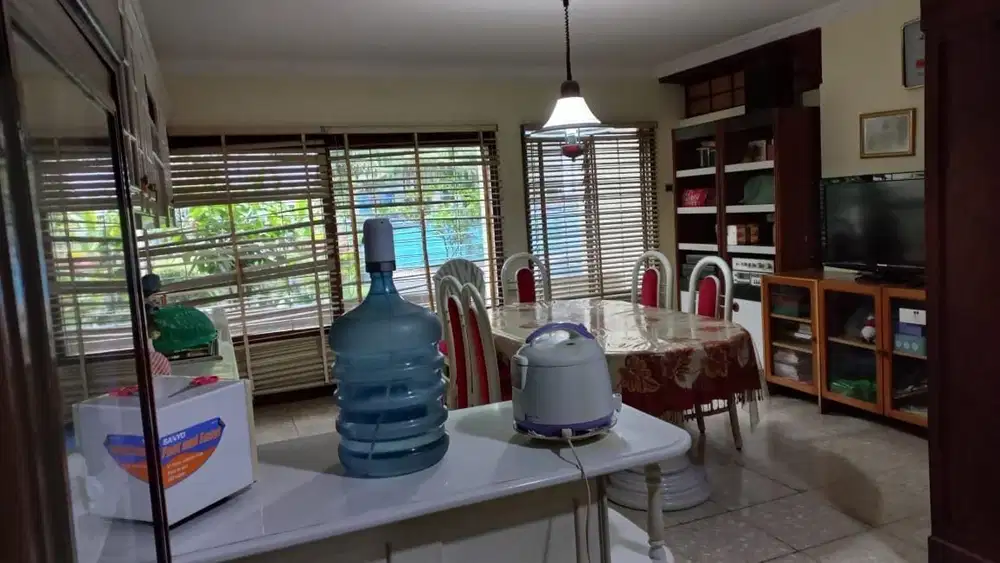 Dijual Rumah Siap Huni Cocok Untuk Kantor Lokasi di Sayap Gatsu