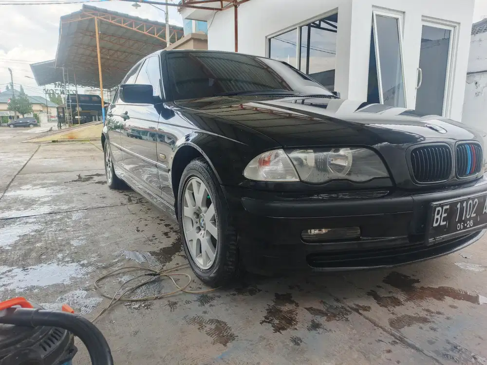BMW 318i 2002 Bensin