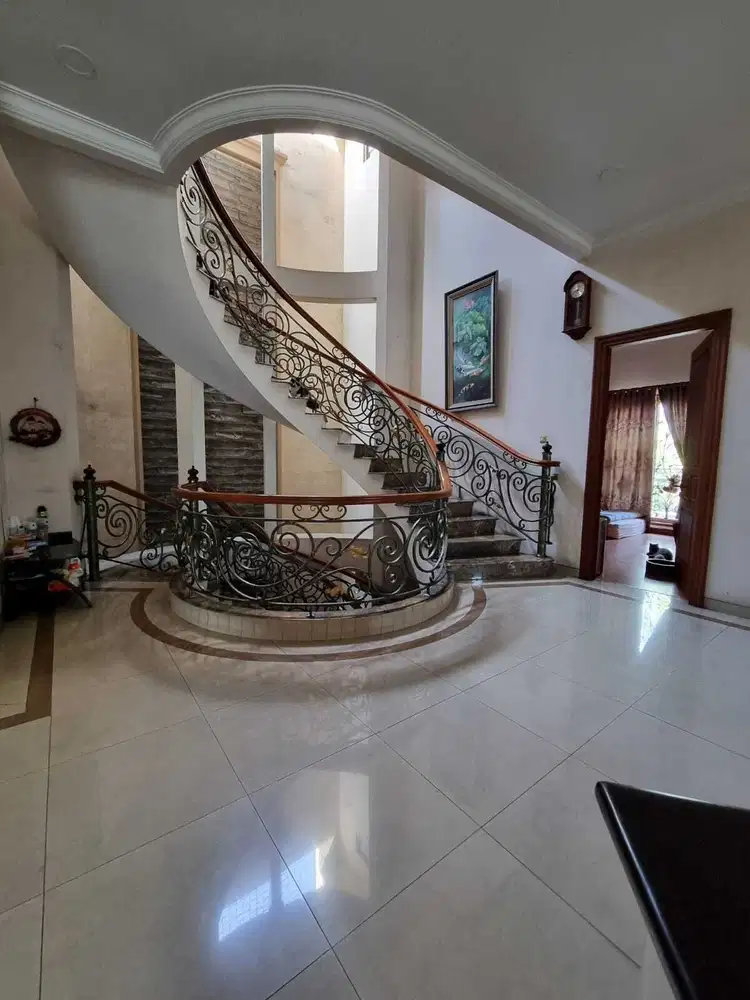 DISEWA RUMAH MEWAH HOOK 3 LANTAI JALAN BOULEVARD TAMAN SURYA