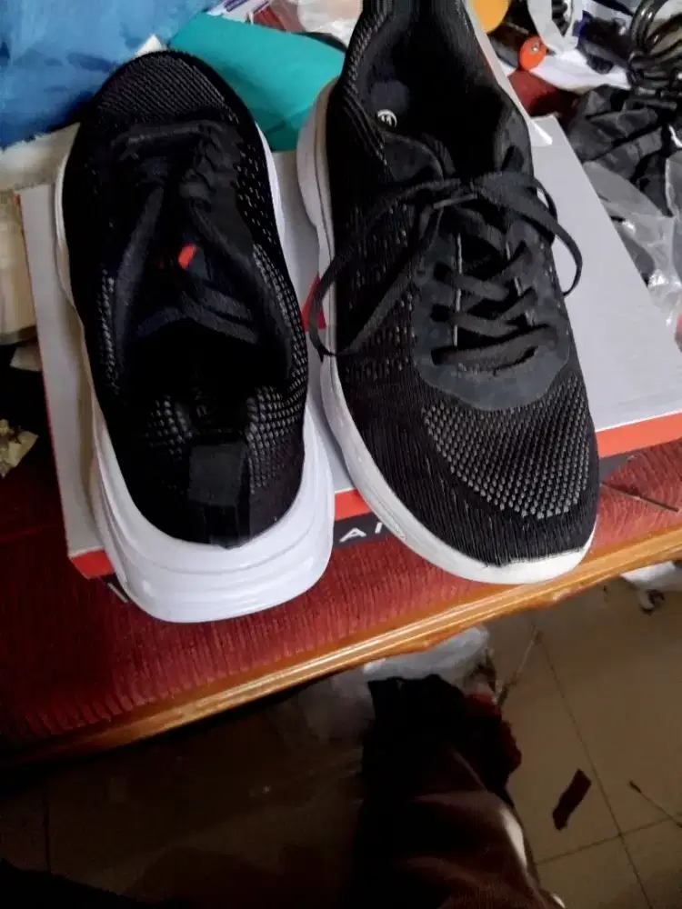 Sepatu Running ukuran 41 merek Airmax