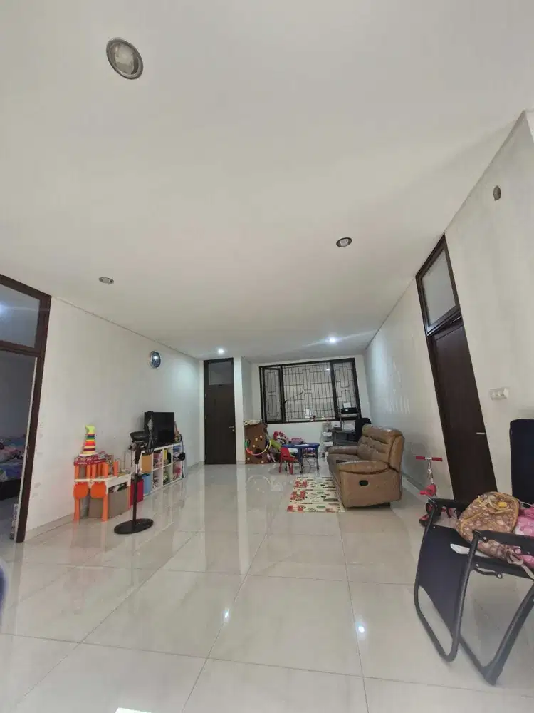 Rumah Semi Furnished Luas Bangunan 1100 di Jatinegara