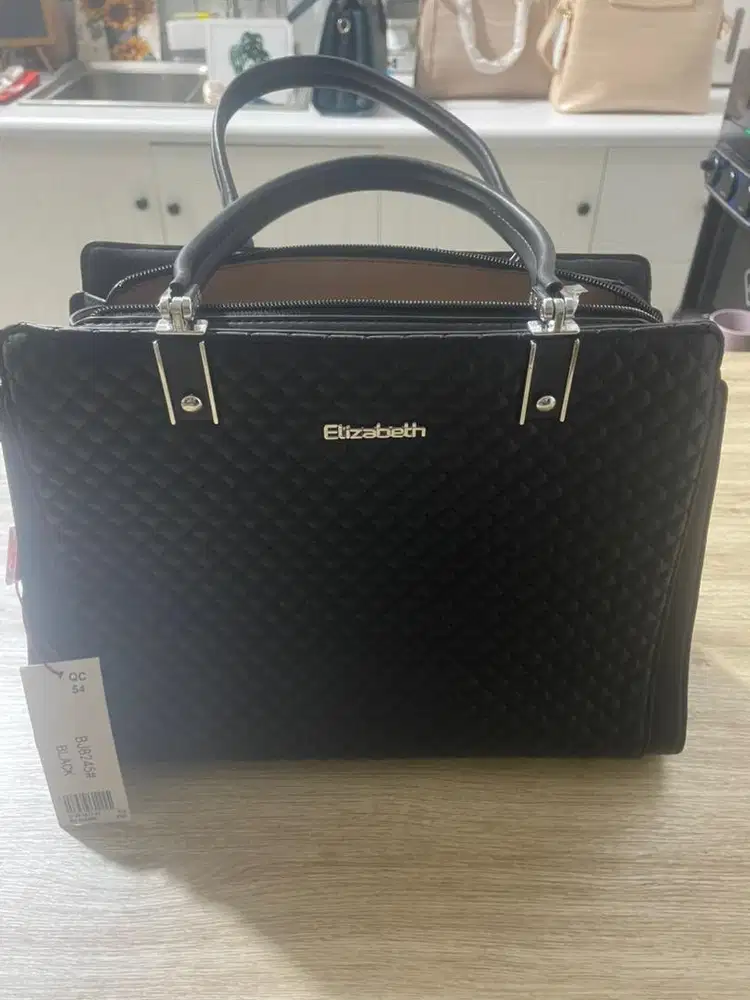 Di jual Tas Elizabeth warna hitam Baru