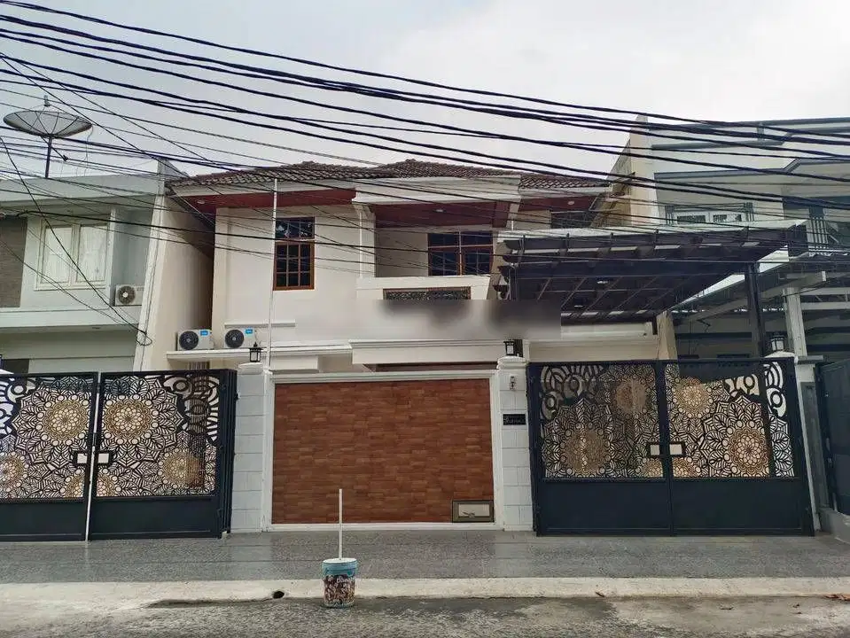 Rumah 2 lantai besar dan luas . 4 kamar tidur.