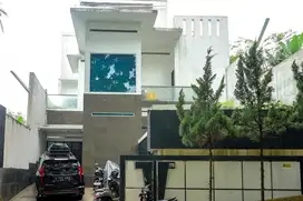 Rumah Villa Modern  dengan Kolam Renang di Cigadung dkt Resor Dago Bdg