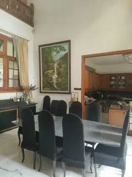 Rumah mewah dengan sentuhan klasik di darmo harapan