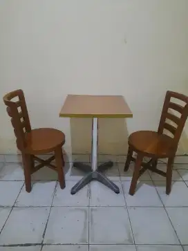 Dijual 2 pasang kursi dan 2 meja eks cafe