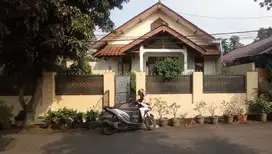Dijual Murah  rumah Besar  clasic 1 lantai di sebelah TIPTOP
