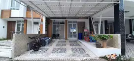 Dijual rumah 2 lantai semi furnished murah di Garden Ville - Citra Ray