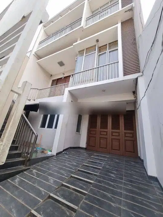 Rumah sewa modern. Semi Furnished. 4 kamar tidur