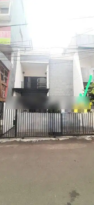 Rumah 2 lantai. Posisi strategis dekat Boulevard