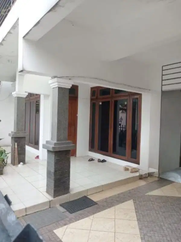 Dijual rumah siap huni, dua lantai di Villa Melati Mas