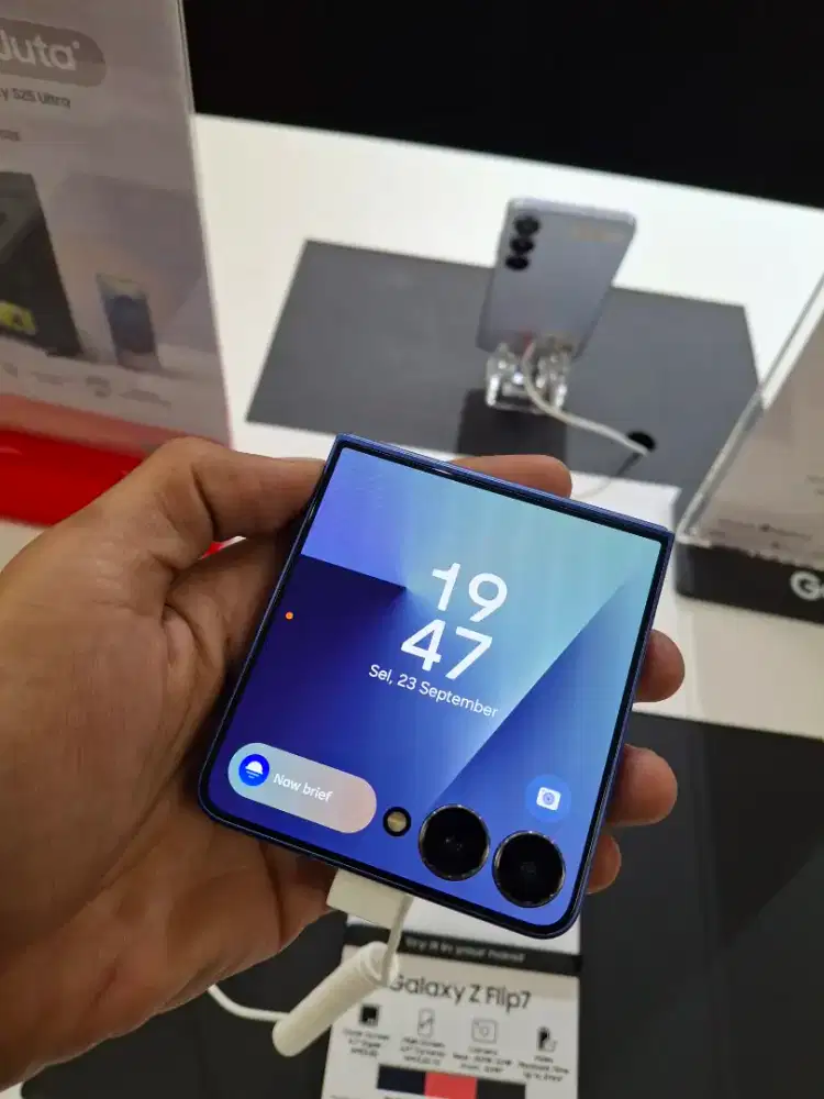 SAMSUNG Z FLIP 7 BONUS BUDS FE + ZPREMIERE 2 TAHUN & GOOGLE Ai PRO