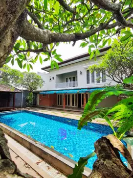 RUMAH SIAP HUNI 2 LANTAI GAYA BALI DEKAT KOMPLEK VILLA CINERE MAS