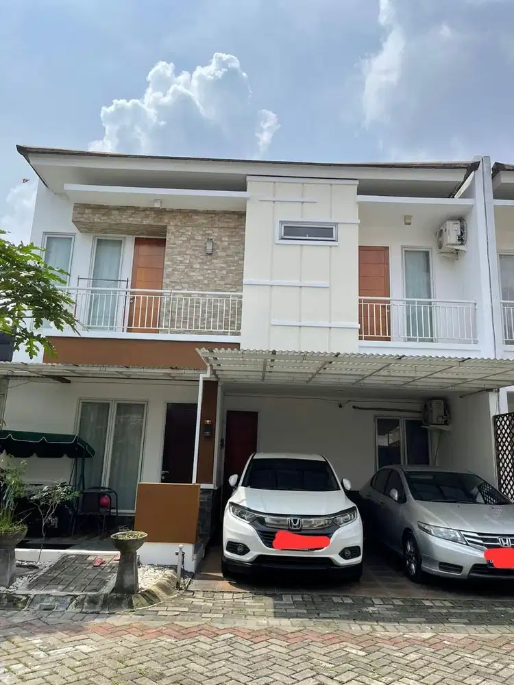 Rumah Cantik Besar Dalam Cluster dekat Stasiun